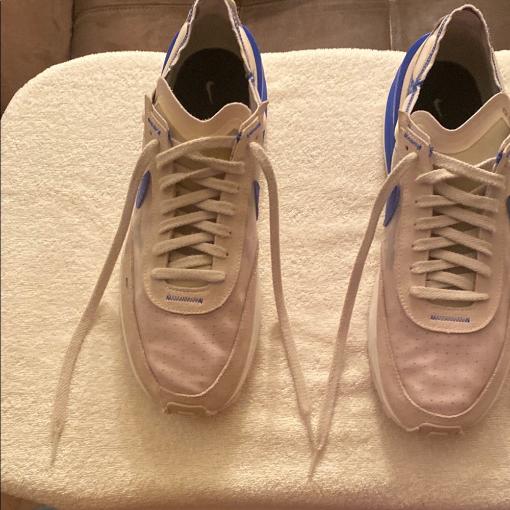 Nike Blue and White Athletic Shoes Sleek Design